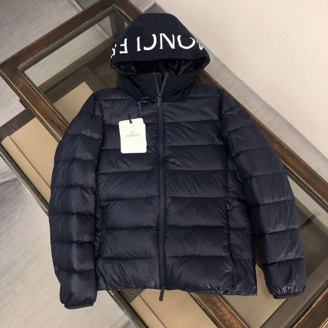 Moncler 蒙口 专柜同步款 男款连帽羽绒服 国标填充90白鸭绒 充绒量超级足 定制logo五金 袖口防风设计 ，帽子印花字母工艺细节精细到位 上身效果超好