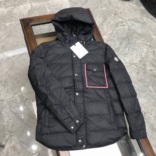 Moncler 蒙口 专柜同步羽绒服 原版防伪二维码 内里填充90白鹅绒 充绒量超级足 原版logo五金 袖口防风设计 工艺细节精细到位 上身效果超好看！黑色。