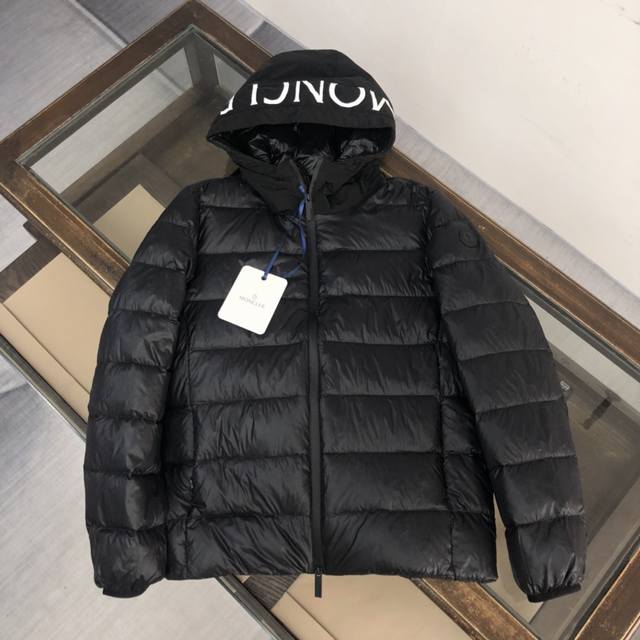 Moncler 蒙口 专柜同步款 男款连帽羽绒服 国标填充90白鸭绒 充绒量超级足 定制logo五金 袖口防风设计 ，帽子印花字母工艺细节精细到位 上身效果超好