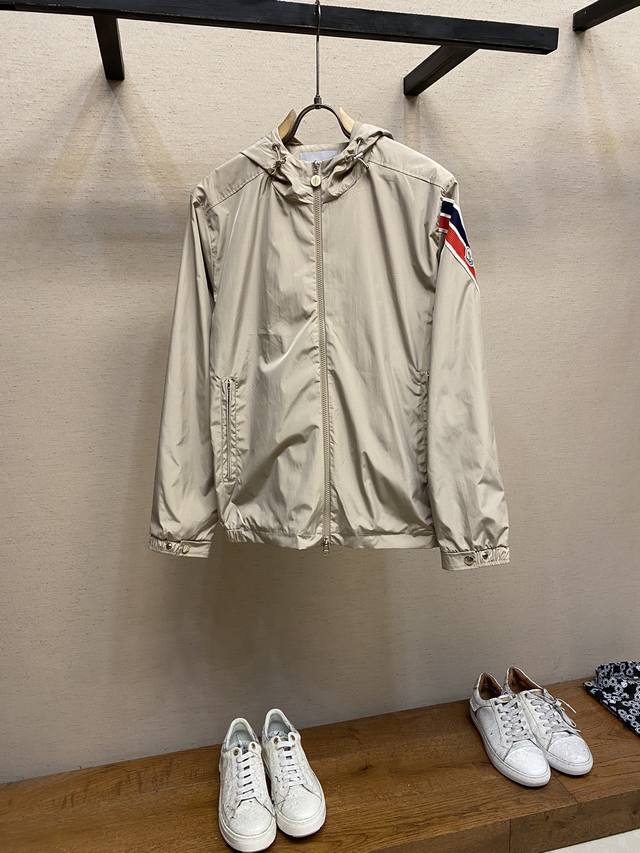 Moncler 24Ss 轻盈夹克冲锋衣！ Zp12060购入制作！ 简约不简单的款式真是精英人群必备！轻盈实用！版型巨棒！面料采用原版一摸一样的塔夫绸面料！