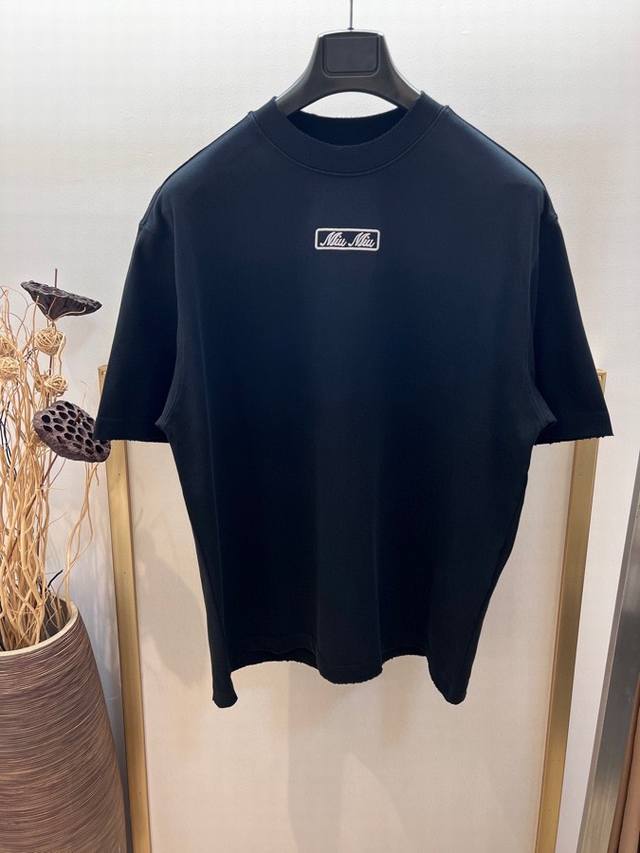 Size：S M L Xl 黑 白 灰三色 Os宽松版 男女同款 Miu Miu2024Fw 秀场款又岚又飒经典刺绣徽标字母洗水破坏重磅os宽松版半袖t恤 洗涤