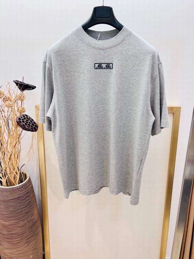 Size：S M L Xl 黑 白 灰三色 Os宽松版 男女同款 Miu Miu2024Fw 秀场款又岚又飒经典刺绣徽标字母洗水破坏重磅os宽松版半袖t恤 洗涤