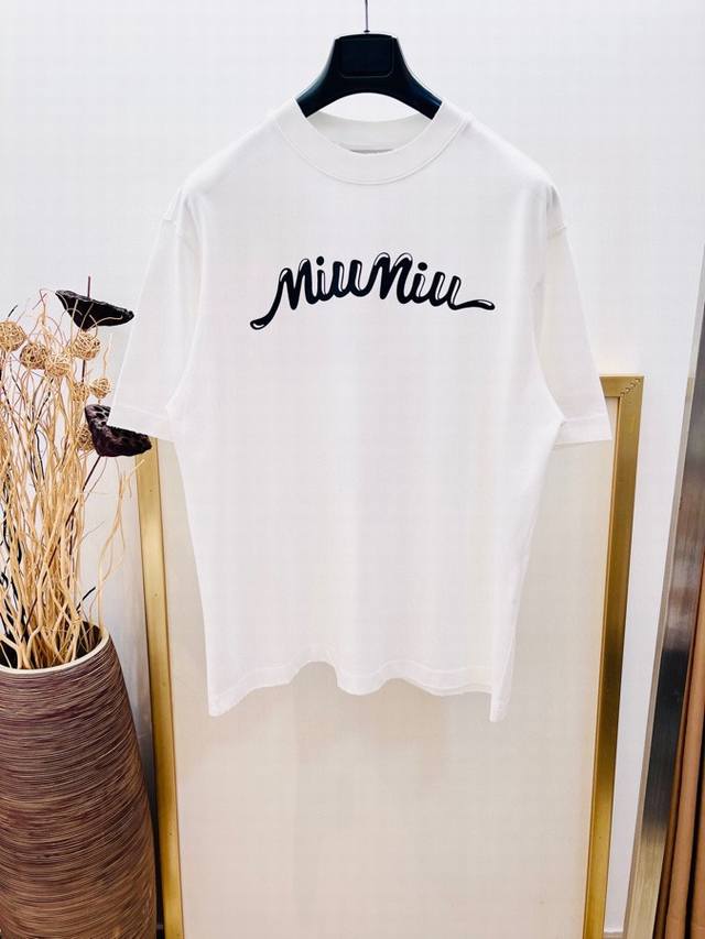 Size：S M L Xl 黑 白 灰三色 Os宽松版 男女同款 Miu Miu2024Fw 秀场款中古风又岚又飒镜像logo字母印花洗水破坏重磅纯棉os宽松版