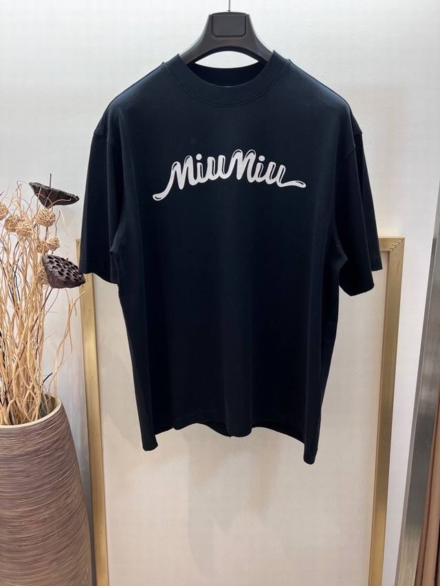 Size：S M L Xl 黑 白 灰三色 Os宽松版 男女同款 Miu Miu2024Fw 秀场款中古风又岚又飒镜像logo字母印花洗水破坏重磅纯棉os宽松版