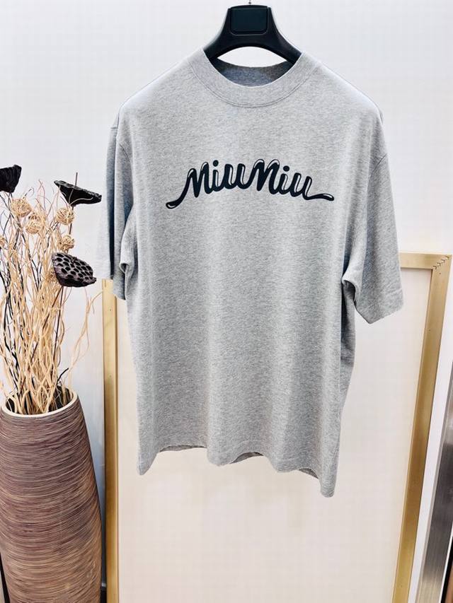 Size：S M L Xl 黑 白 灰三色 Os宽松版 男女同款 Miu Miu2024Fw 秀场款简约百搭中古风又岚又飒镜像logo字母印花洗水破坏重磅纯棉o