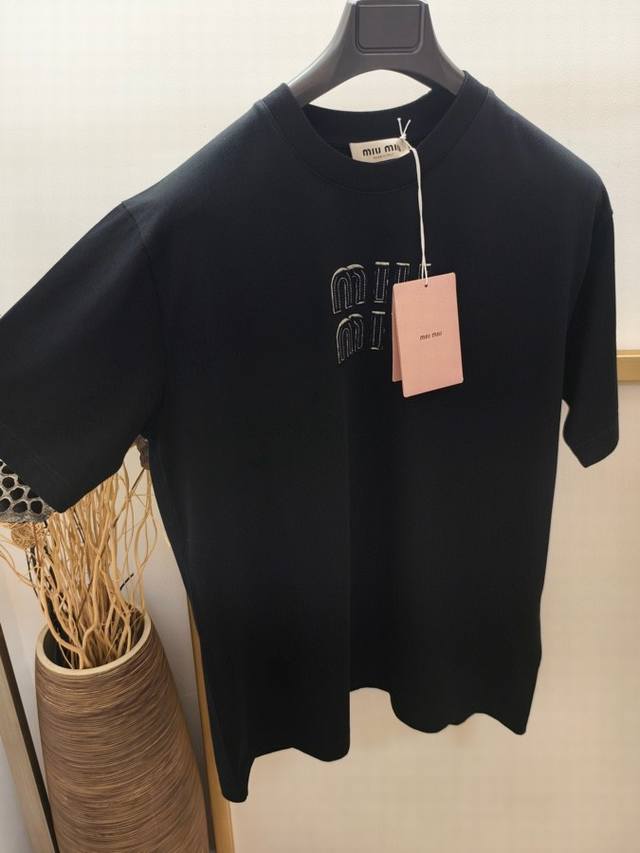 Size：S M L Xl 黑白两色 男女同款 Miu Miu Miu里miu气又岚又飒重磅纯棉贴布刺绣撞色品牌logo字母半袖t恤 重磅纯棉成衣洗水 尽显潮流