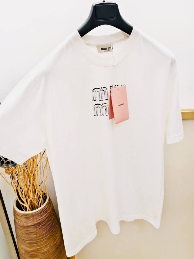 Size：S M L Xl 黑白两色 男女同款 Miu Miu Miu里miu气又岚又飒重磅纯棉贴布刺绣撞色品牌logo字母半袖t恤 重磅纯棉成衣洗水 尽显潮流