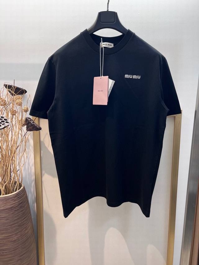 Size：S M L Xl 黑白两色 男女同款 Miu Miu Miu里miu气又岚又飒2024Fw早秋百搭基础款刺绣棉质半袖t恤 配以立体品牌刺绣logo点缀