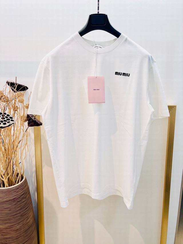 Size：S M L Xl 黑白两色 男女同款 Miu Miu Miu里miu气又岚又飒2024Fw早秋百搭基础款刺绣棉质半袖t恤 配以立体品牌刺绣logo点缀