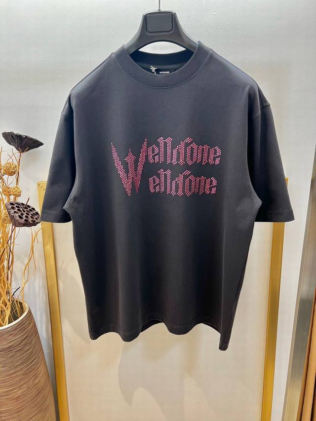 Size：S M L Xl 洗水灰色 Os宽松版 男女同款 We11Welldone 2024Fw粉晶钻logo字母 成衣酵洗 重磅纯棉os宽松版半袖t恤 洗涤