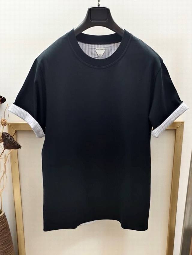 Size：S M L Xl 黑白两色 男女同款 Bottega Veneta 葆蝶家2024Fw双面撞色半袖t恤 超复杂衬衫纯棉布拼接纯棉针织双面做工！袖口刺绣