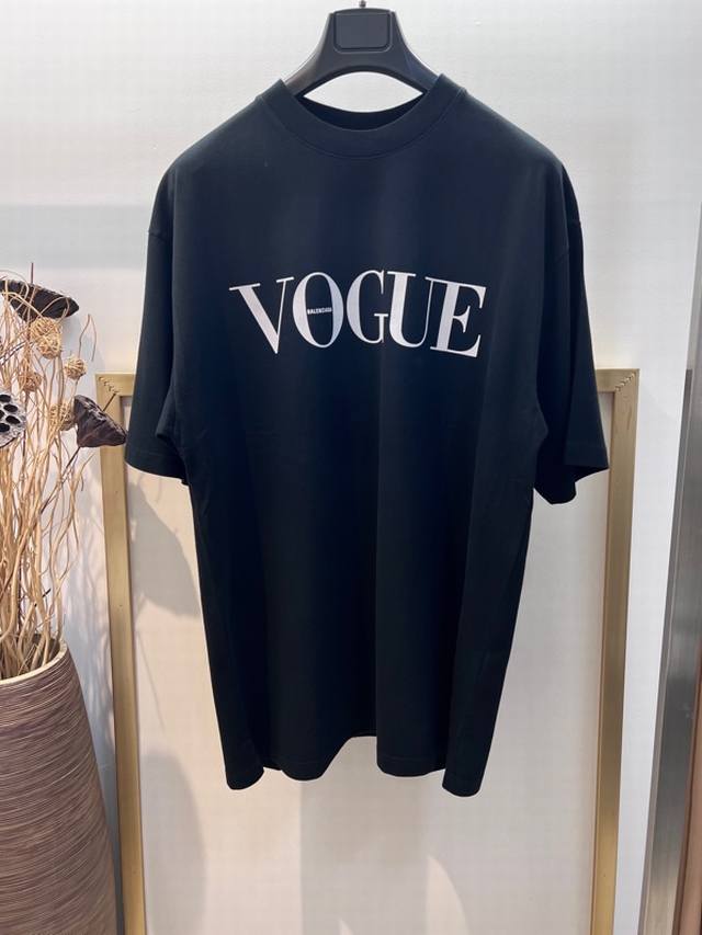 Size：S M L Xl 黑 白两色 Os宽松版 男女同款 Blcg 巴子balenciaga和 Vogue 的限定联名在日本限定发售啦！这次的数量比之前银座