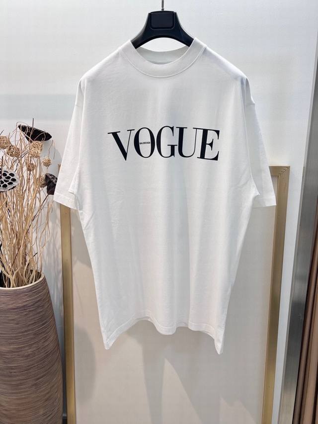 Size：S M L Xl 黑 白两色 Os宽松版 男女同款 Blcg 巴黎*家bal*Nciaga和 Vogue 的限定联名在日本限定发售啦！这次的数量比之前