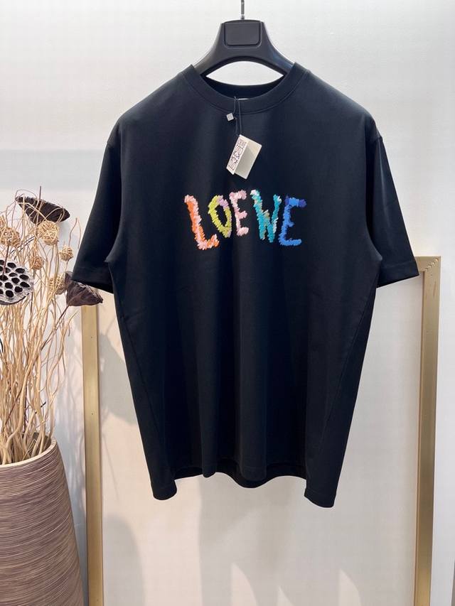 Size：S M L Xl Os宽松版 男女同款 Lo*We 罗*威 2024Fw毛绒绣糖果色刺绣字母 纯棉成衣洗水 这件t恤我可以穿到天荒地老 经典款t恤永不