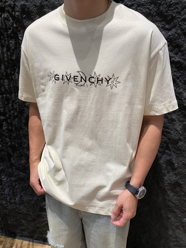 Givenchy 纪梵希 24 夏季新款休闲印花圆领短袖 T 恤来咯！休闲的印花设计，独特又亮眼，让你轻松成为焦点。圆领短袖的款式，简约又百搭，各种场合都能 H