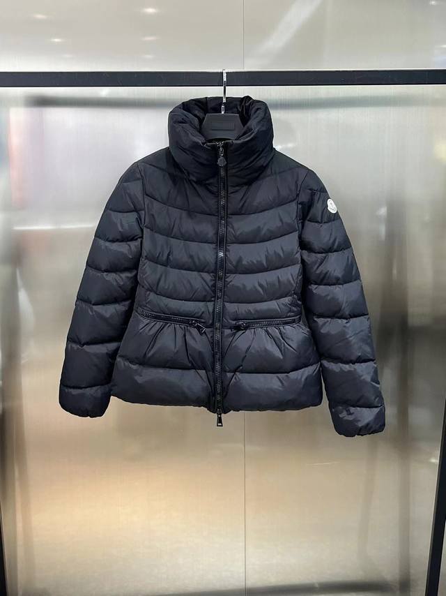 Moncler～Artemis收腰羽绒 小辣椒也穿了！！！上身极棒 非常收腰显瘦的轻便款羽绒！！领口收紧设计 90白绒填充 版型剪裁好的没话说 原版白色 客供顶