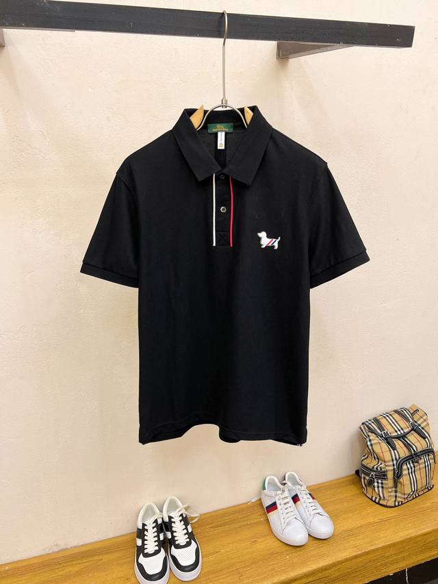 Tb 24春夏新款翻领polo。精选天丝棉贡缎棉料，舒适细腻带来极佳的亲肤感，同时吸湿透气，W方便打理。精工螺纹现织领口，修饰身形同时更不易变形，5与细节处体现