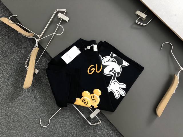 Gucc*合身版型s-L 24最新最顶级版本卡通米奇质感短袖，专柜款短袖，顶级纯棉品质专柜原单短袖，顶级制作工艺进口面料，专柜款采用进口高端订制面料，进口丝线手