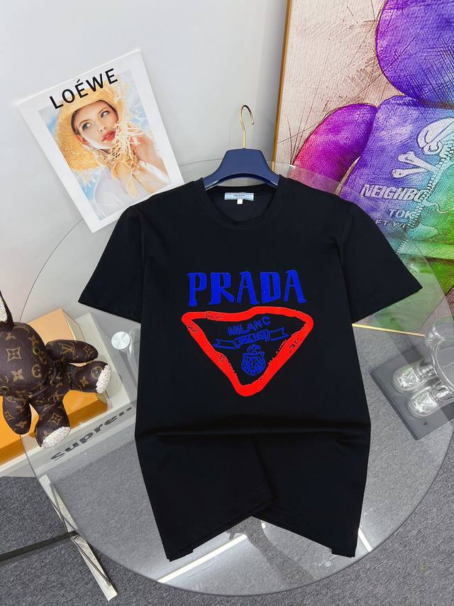 Prada 普拉达 最大可穿 斤 P140 胖哥哥的福音 可穿 斤 2024Ss高端长袖t恤首发衣橱里不可或缺的百搭利器，市面罕见类型，柔软亲肤，胸口品牌印花工