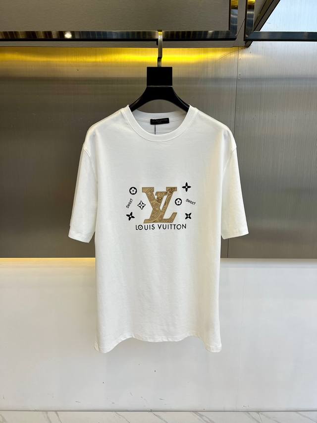 Lv、2024春夏全新系列单品上线，非常时髦前卫的一款男女同款短袖t恤，醒目的logo图案彩块印花修饰！区别于以往的不同，宣示品牌传承多年的设计理念！其吸睛度完