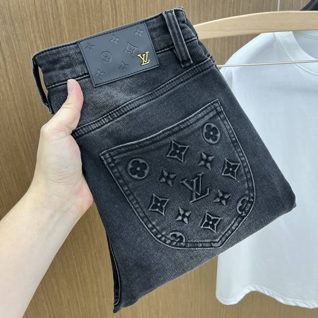 Lv 高端定制、24Ss春夏最新款原牛仔裤 柜台同步发售 原版定制复刻 客供五金辅料 原单品质 进口牛仔面料重工洗水 做工走线精细 上身绝佳！优选单品mzsiz