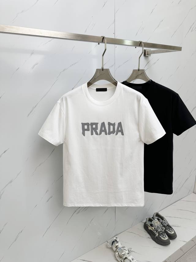 Prada 24Ss春夏新款重工经典字母logo短袖t恤！ Logo精致升级 ！定制面料，手感非常舒服 春夏最新砖柜同步 时尚又个性 超级百搭好看的一款 男女都