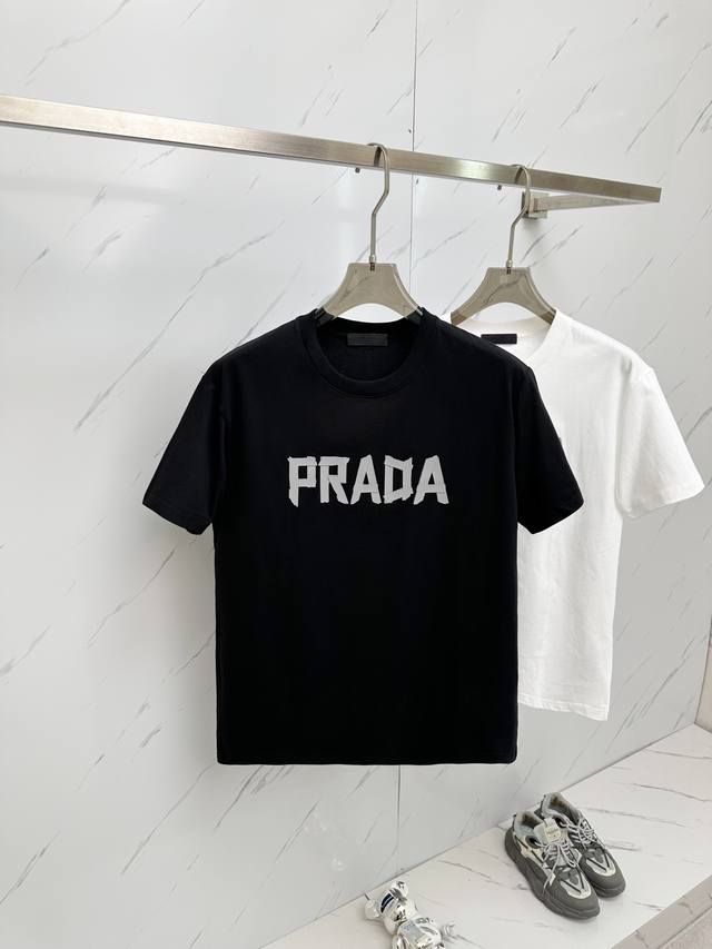 Prada 24Ss春夏新款重工经典字母logo短袖t恤！ Logo精致升级 ！定制面料，手感非常舒服 春夏最新砖柜同步 时尚又个性 超级百搭好看的一款 男女都