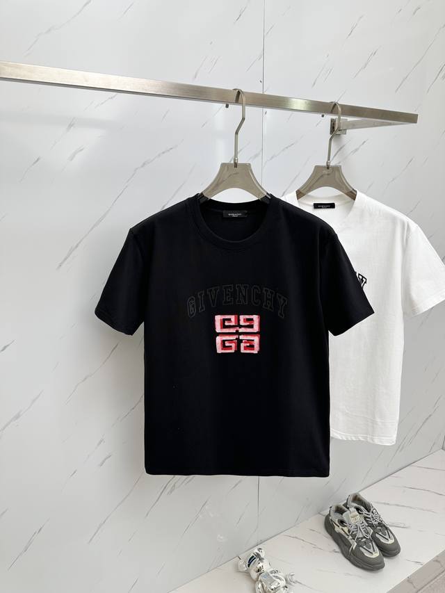 纪梵希 24Ss春夏新款重工经典字母logo短袖t恤！ Logo精致升级 ！定制面料，手感非常舒服 春夏最新砖柜同步 时尚又个性 超级百搭好看的一款 男女都非常