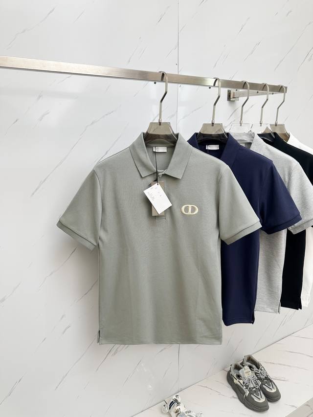 Dior迪奥 2024夏季新品 Cd字母刺绣logo纯棉短袖男士翻领polo衫 这款 Polo 衫结合典雅气质与休闲风范。采用棉质珠地布精心制作，胸前饰以同色调