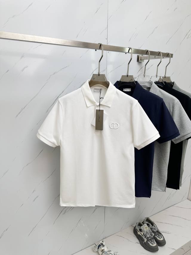 Dior迪奥 2024夏季新品 Cd字母刺绣logo纯棉短袖男士翻领polo衫 这款 Polo 衫结合典雅气质与休闲风范。采用棉质珠地布精心制作，胸前饰以同色调