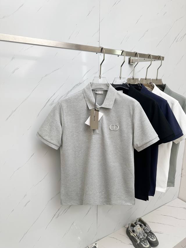 Dior迪奥 2024夏季新品 Cd字母刺绣logo纯棉短袖男士翻领polo衫 这款 Polo 衫结合典雅气质与休闲风范。采用棉质珠地布精心制作，胸前饰以同色调