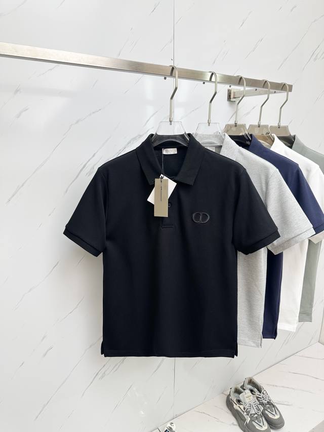 Dior迪奥 2024夏季新品 Cd字母刺绣logo纯棉短袖男士翻领polo衫 这款 Polo 衫结合典雅气质与休闲风范。采用棉质珠地布精心制作，胸前饰以同色调