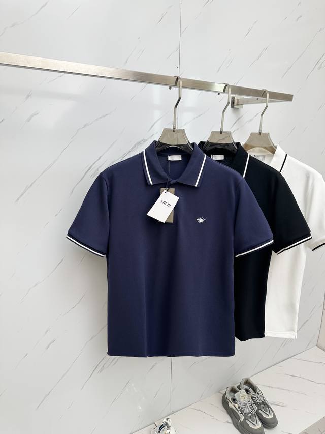 Dior迪奥 2024夏季新品小蜜蜂短袖polo衫翻领t恤衫 这款polo 衫胸前饰以小蜜蜂标识刺绣。采用棉质珠地布精心制作，衣领和袖口饰以对比鲜明的纤细饰边。