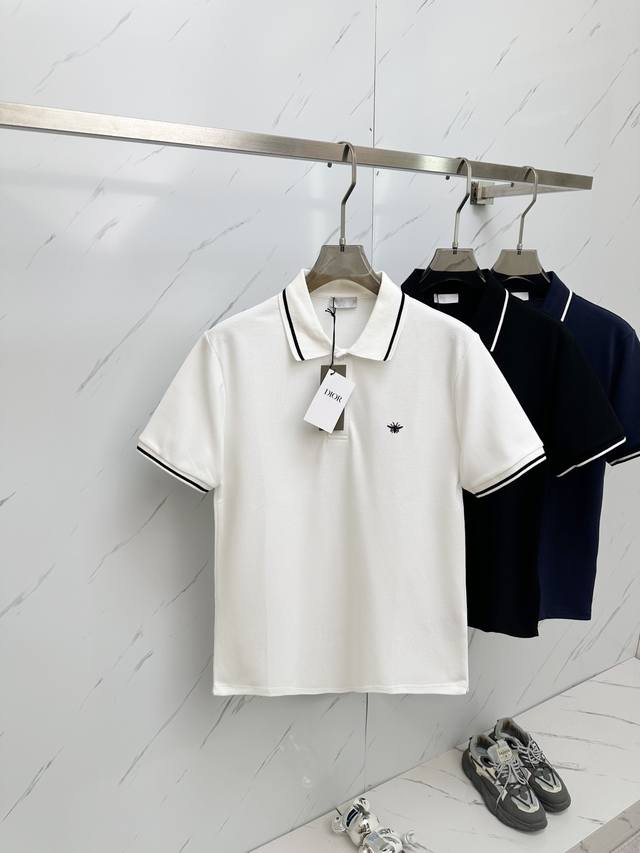 Dior迪奥 2024夏季新品小蜜蜂短袖polo衫翻领t恤衫 这款polo 衫胸前饰以小蜜蜂标识刺绣。采用棉质珠地布精心制作，衣领和袖口饰以对比鲜明的纤细饰边。 - 点击图像关闭