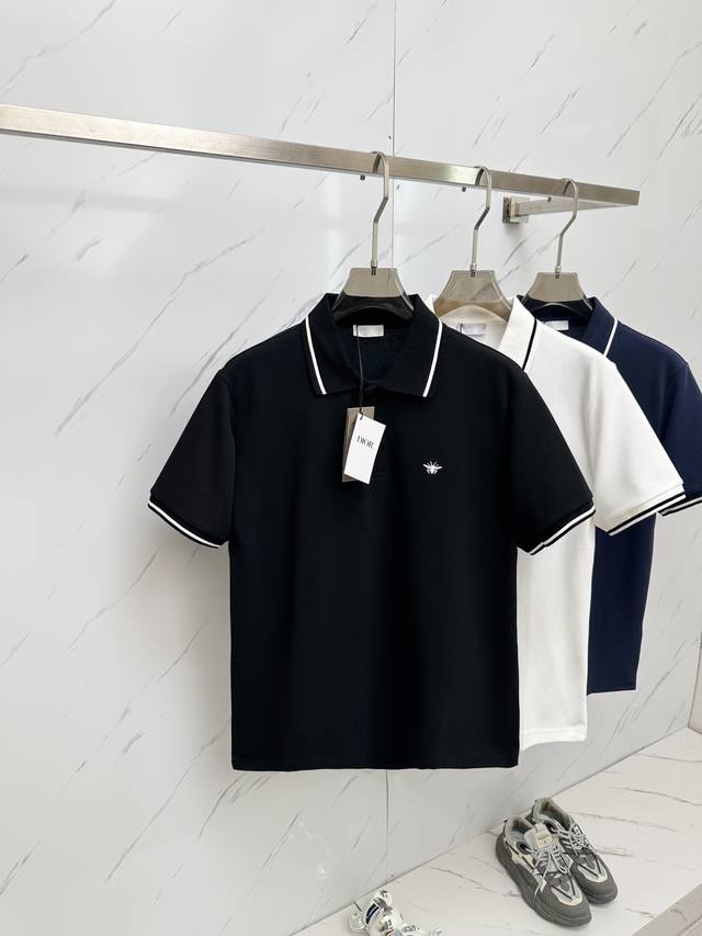 Dior迪奥 2024夏季新品小蜜蜂短袖polo衫翻领t恤衫 这款polo 衫胸前饰以小蜜蜂标识刺绣。采用棉质珠地布精心制作，衣领和袖口饰以对比鲜明的纤细饰边。