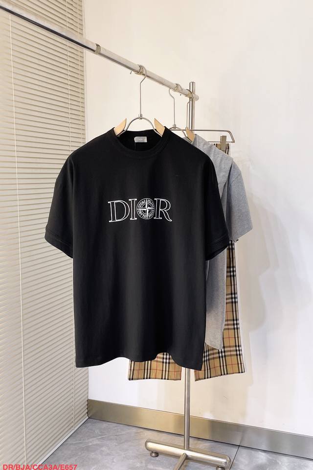 E657 Drd*Or海航指针logo刺绣t恤这款 T 恤来自 Dio* And Stone Island 限定系列，突显联名系列标志，Stone Island