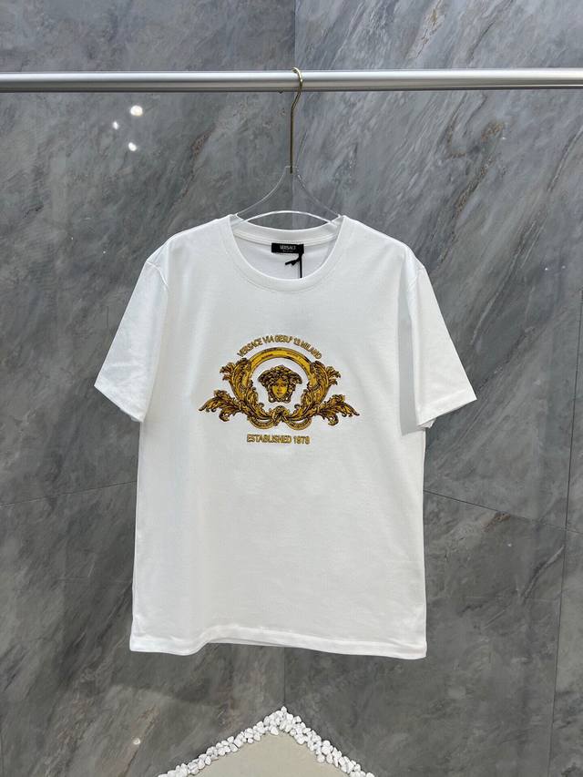 Versace 24夏季新品medusa Coupe Blason刺绣圆领短袖t恤，正面饰有饰有medusa纹章刺绣、亮片装饰，以及palazzo Versac