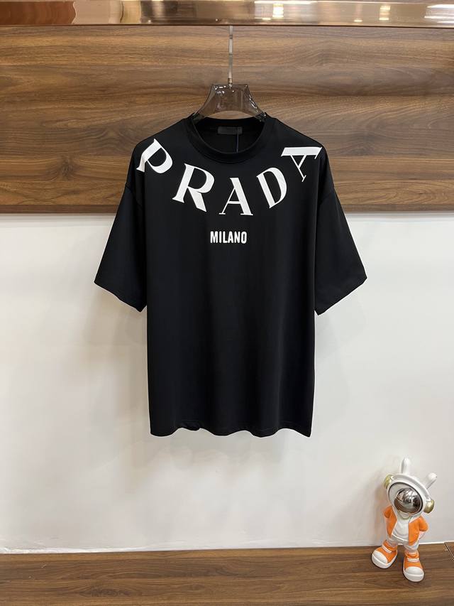 主推 Prada 独家专供新款普拉达时尚圆领短袖，高端潮流时尚t恤 透气舒适度高，细节无可挑剔，品牌元素设计理念，体现高品质。呈现休闲裁剪，上身版型超赞！ 码数