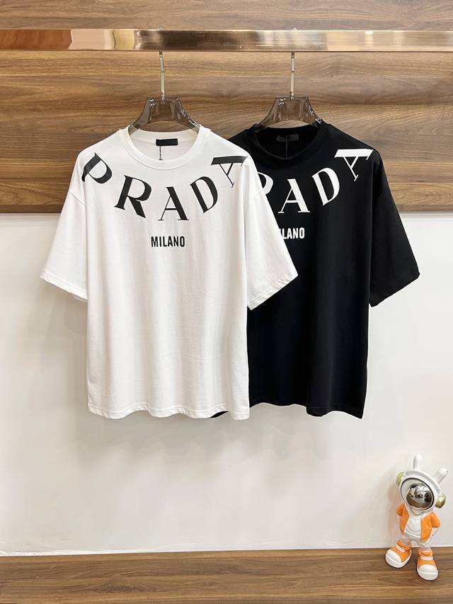 主推 Prada 独家专供新款普拉达时尚圆领短袖，高端潮流时尚t恤 透气舒适度高，细节无可挑剔，品牌元素设计理念，体现高品质。呈现休闲裁剪，上身版型超赞！ 码数