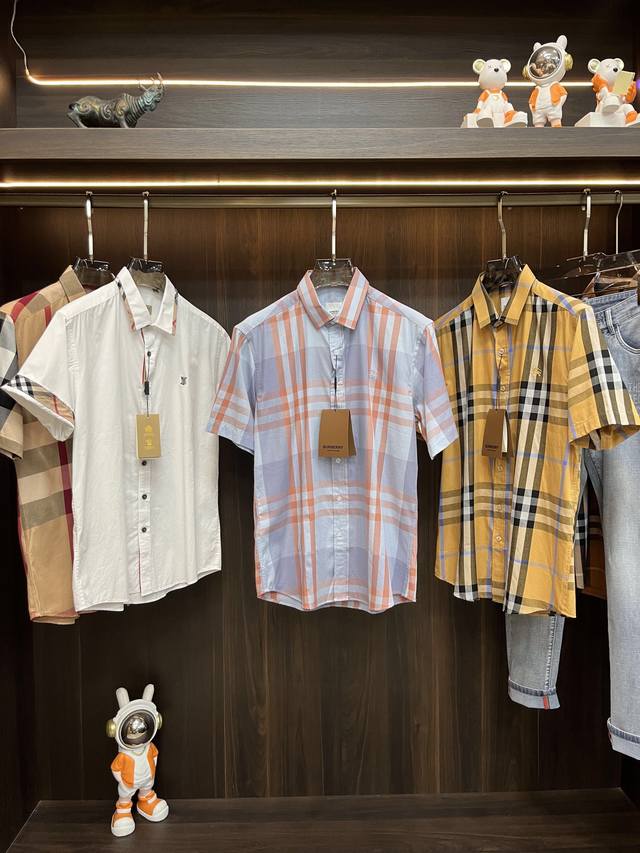 主推 Burberry 独家专供新款巴宝莉经典格子短袖衬衫，高端欧版衬衫、潮流时尚休闲衬衫、透气舒适度高，细节无可挑剔，品牌元素设计理念，体现高品质。呈现休闲裁 - 点击图像关闭