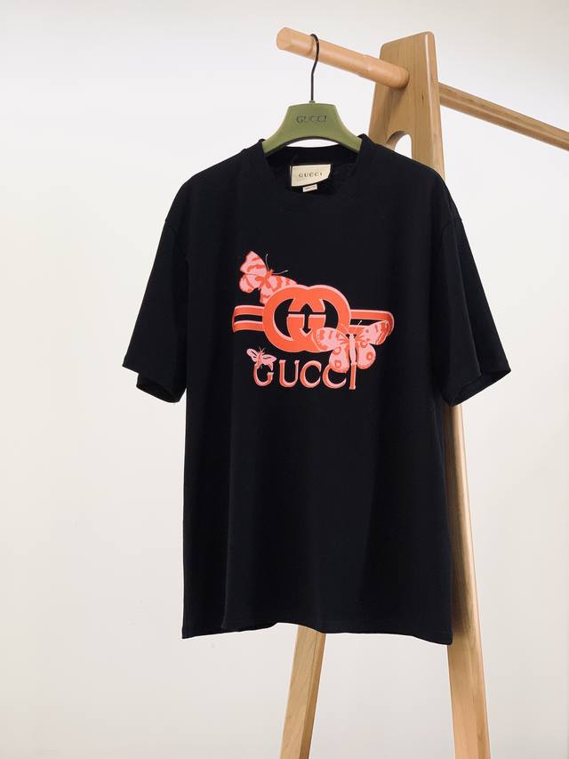 Gucci 古驰 2024Ss春夏新品 字母印花圆领短袖t恤，以缀饰活力印花的运动单品，迎接温暖季节的到来。品牌织带继续为整个设计注入复古气息，品牌标识细节则尽