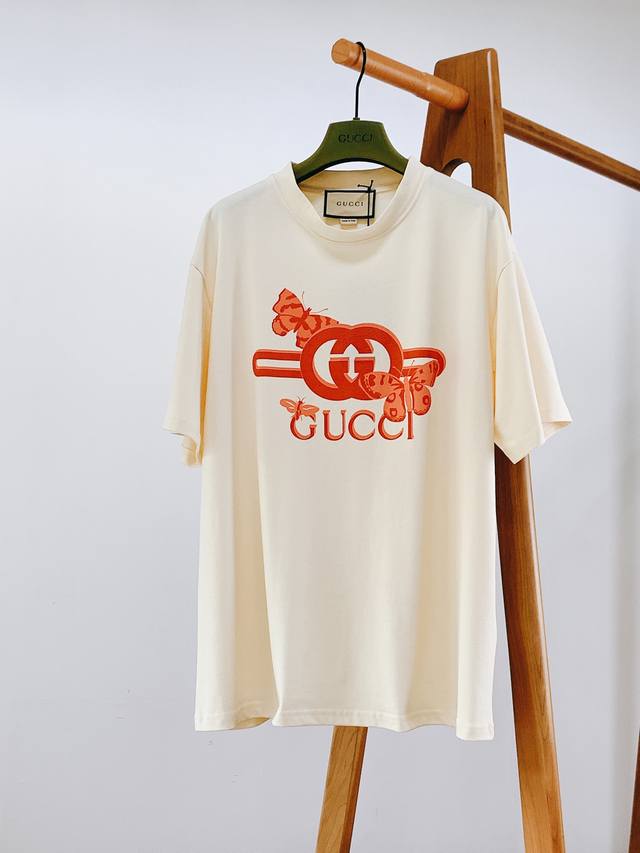 Gucci 古驰 2024Ss春夏新品 字母印花圆领短袖t恤，以缀饰活力印花的运动单品，迎接温暖季节的到来。品牌织带继续为整个设计注入复古气息，品牌标识细节则尽