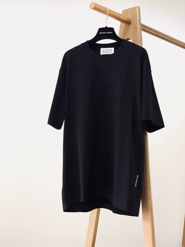 Maison Margiela Mm6 马丁马吉拉 2024Ss春夏新品 限定款t恤，以排山倒海之势成为搜索率最高、关注度最高，明星潮人们最爱的新宠。各种机场l