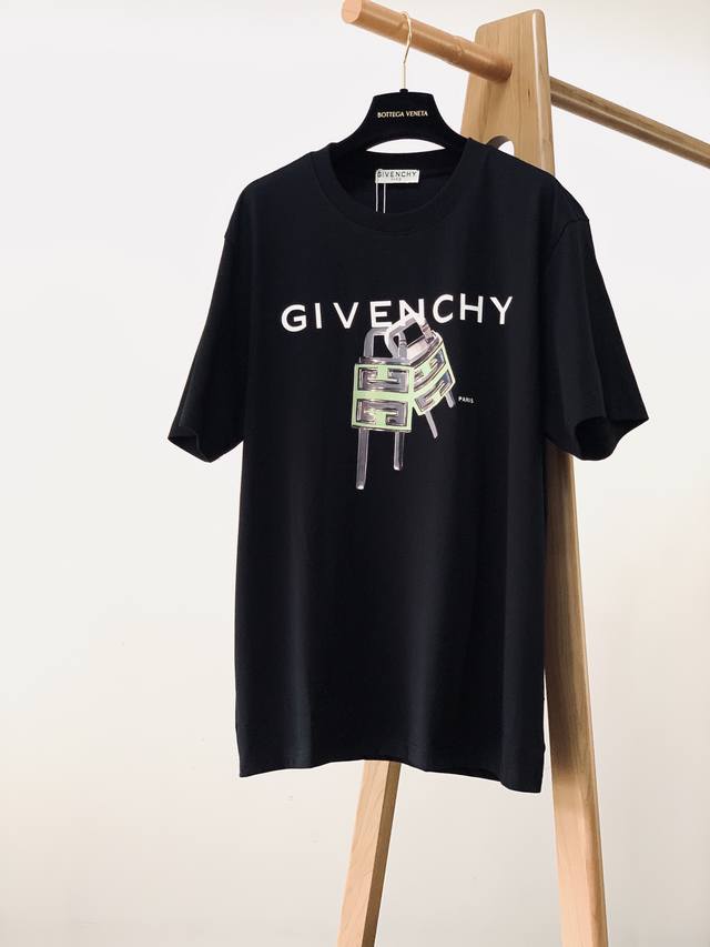 Givenchy 纪梵希 2023Ss春夏新品 锁扣印花短tee，甄选高支纯棉双纱毛圈面料，手感柔软细腻。前幅数码定位印花图案，色彩鲜明，背后经典4G刺绣标识，