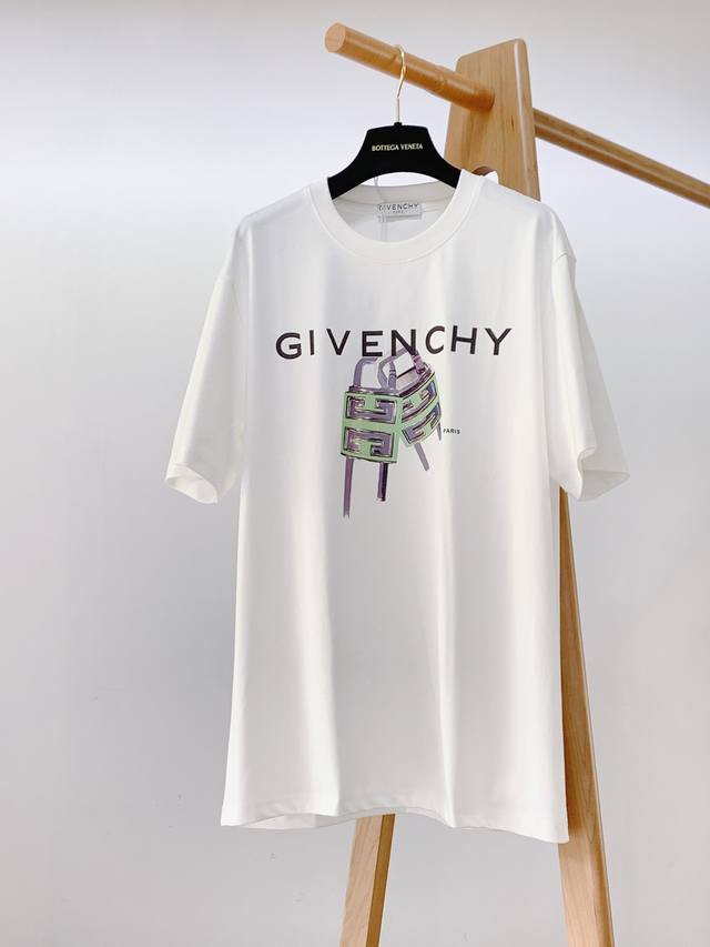 Givenchy 纪梵希 2023Ss春夏新品 锁扣印花短tee，甄选高支纯棉双纱毛圈面料，手感柔软细腻。前幅数码定位印花图案，色彩鲜明，背后经典4G刺绣标识，