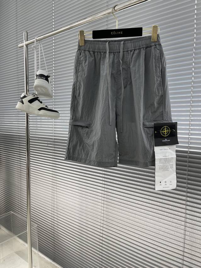 Stone Island 立体口袋工装风休闲短裤， 罗马尼亚订单，高街必备款 石头向来擅长将前卫设计与实穿功能巧妙交织，总能掀起时尚界的一股机能工装风，每个口袋