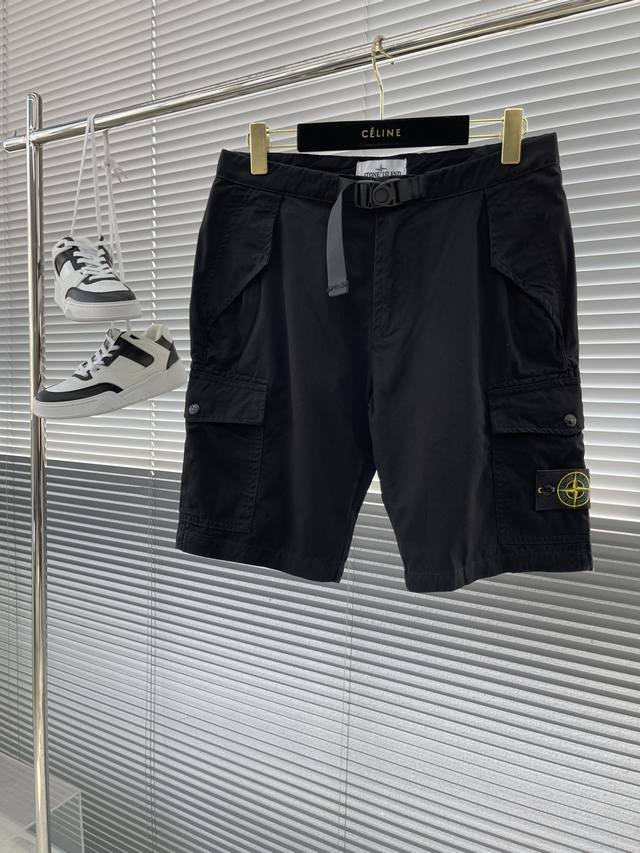 Stone Island 2023Ss机能工装短裤，面料380G，正品ykk 3号牙拉链，定制开模四合扣。面料舒适，工装多口袋设计，收纳拉满不臃肿。 尺码：M-