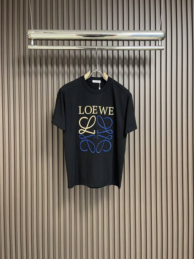 Loewe 撞色刺绣短袖t恤，面料采用80支双股高支数 克高织密度针织平纹。烧毛无尘加食毛工艺，面部光滑无毛尘，手感丝滑柔软。胸口图案采用田岛机万针刺绣，运用掺