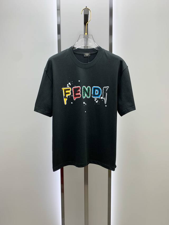 Ss芬家纯棉最新顶级面料 最高版本 胸前字母fendi压胶印花图案logo！时尚简约潮流短袖，最顶级的品质专柜原单短袖，顶级制作工艺进口面料，专柜款独特设计，采