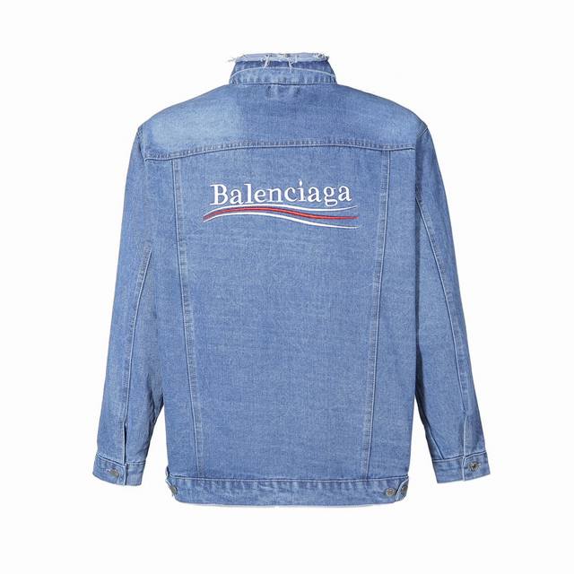 Balenciaga 巴黎世家 Blcg蓝色水洗可乐波浪后背字母立体刺绣牛仔外套 定制高品质牛仔布料，品质杠杠的 整件衣服纯色，给人一种冷酷的帅气 背后是立体感